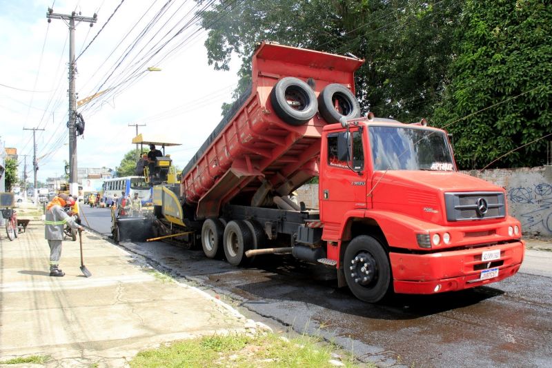 Asfalto na rua Claudio Sanders no bairro Centro Maguary