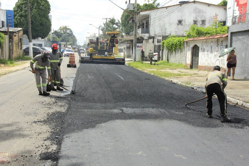 Asfalto na rua Claudio Sanders no bairro Centro Maguary