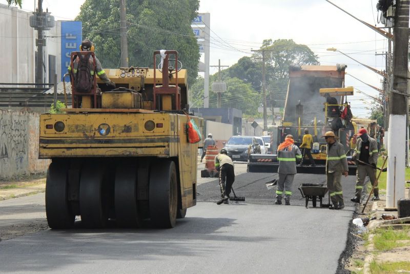 Asfalto na rua Claudio Sanders no bairro Centro Maguary