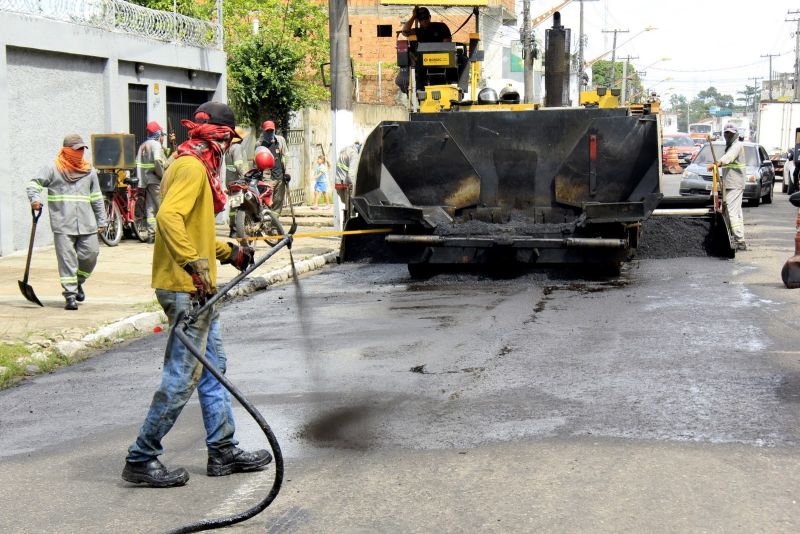 Asfalto na rua Claudio Sanders no bairro Centro Maguary