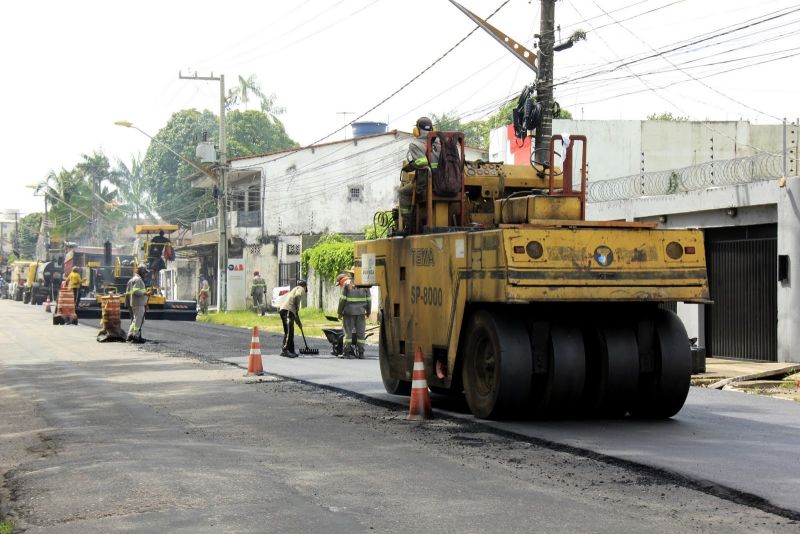 Asfalto na rua Claudio Sanders no bairro Centro Maguary