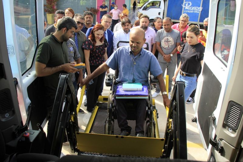 Entrega do Veiculo para Transportar Pacientes em Tratamento de Hemodiálise no bairro Coqueiro