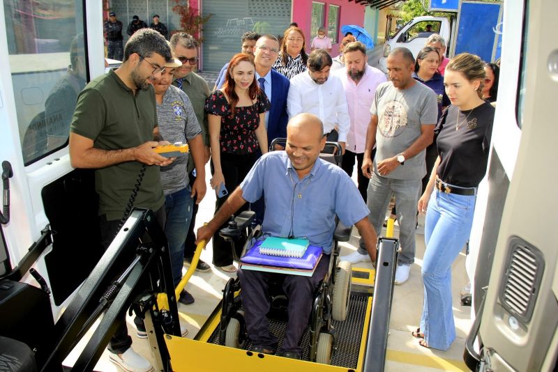 Entrega do Veiculo para Transportar Pacientes em Tratamento de Hemodiálise no bairro Coqueiro