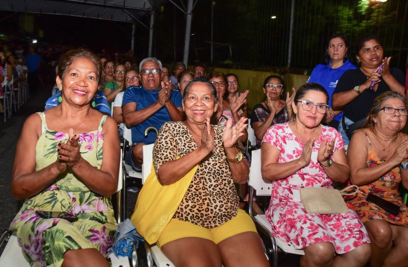 Entrega de Títulos de Propriedade no Conjunto Antônio Queiroz no Bairro do 40 Horas