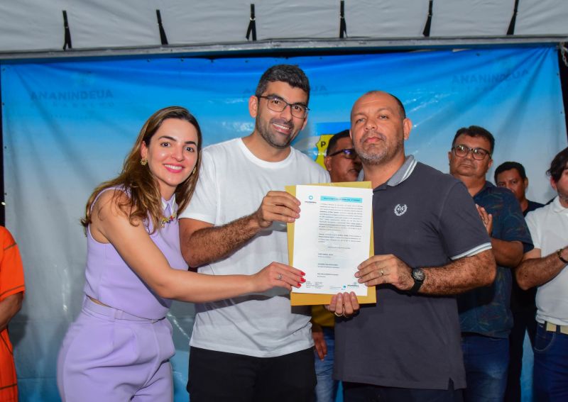 Entrega de Títulos de Propriedade no Conjunto Antônio Queiroz no Bairro do 40 Horas