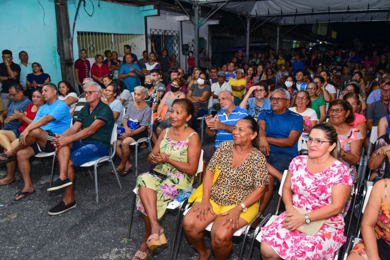 Entrega de Títulos de Propriedade no Conjunto Antônio Queiroz no Bairro do 40 Horas