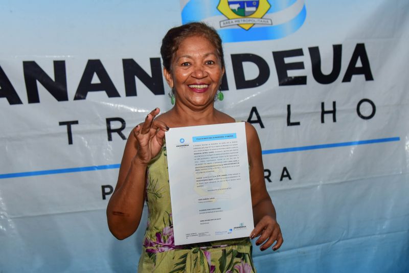 Entrega de Títulos de Propriedade no Conjunto Antônio Queiroz no Bairro do 40 Horas