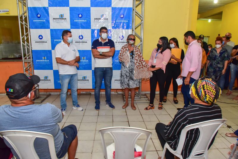 Entrega de Títulos de Posse aos Moradores da Arterial 5A e 5B. Bairro Coqueiro