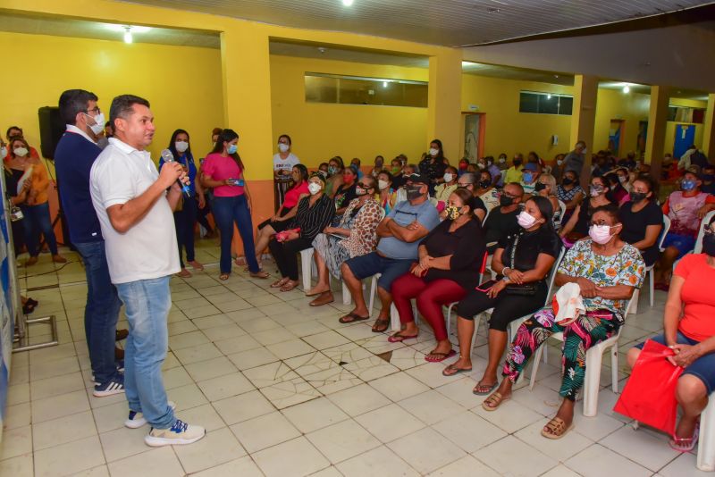 Entrega de Títulos de Posse aos Moradores da Arterial 5A e 5B. Bairro Coqueiro