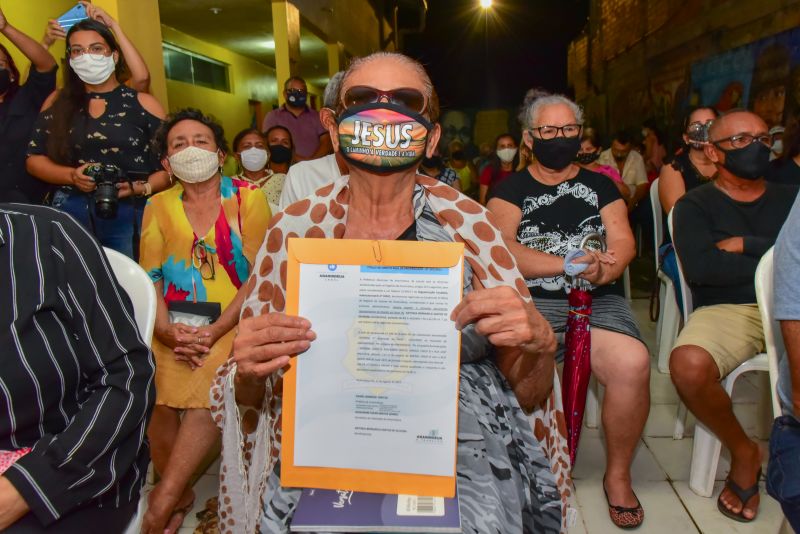 Entrega de Títulos de Posse aos Moradores da Arterial 5A e 5B. Bairro Coqueiro