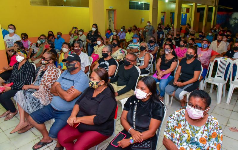 Entrega de Títulos de Posse aos Moradores da Arterial 5A e 5B. Bairro Coqueiro