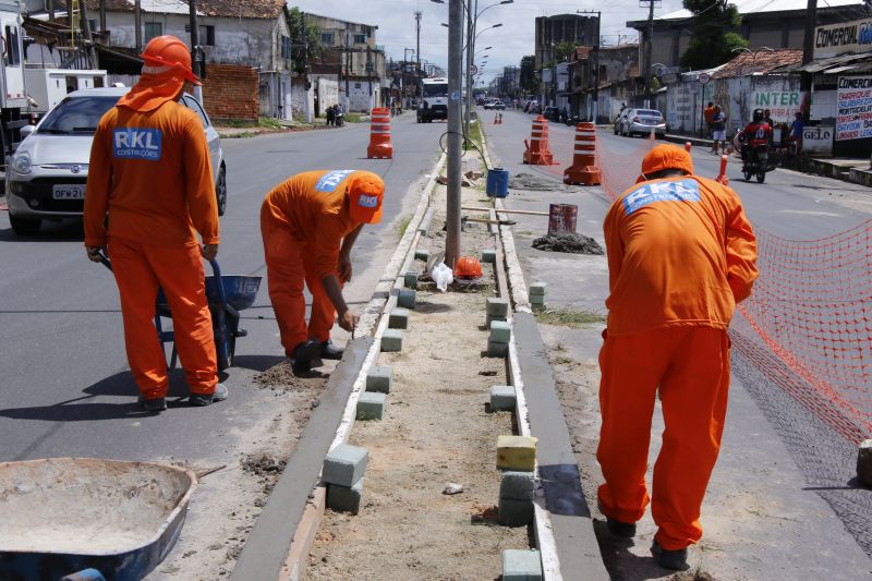 Colocação de Bloquetes na Avenida Milton Taveira no Guajara I