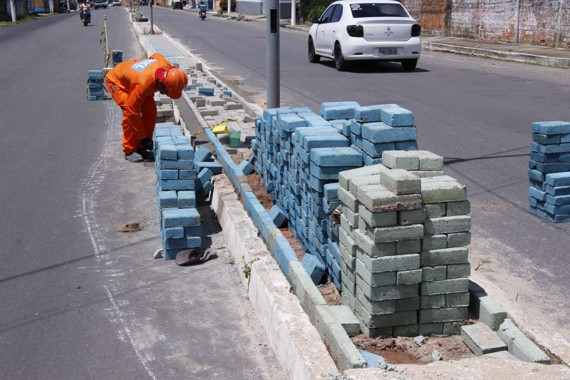 Colocação de Bloquetes na Avenida Milton Taveira no Guajara I