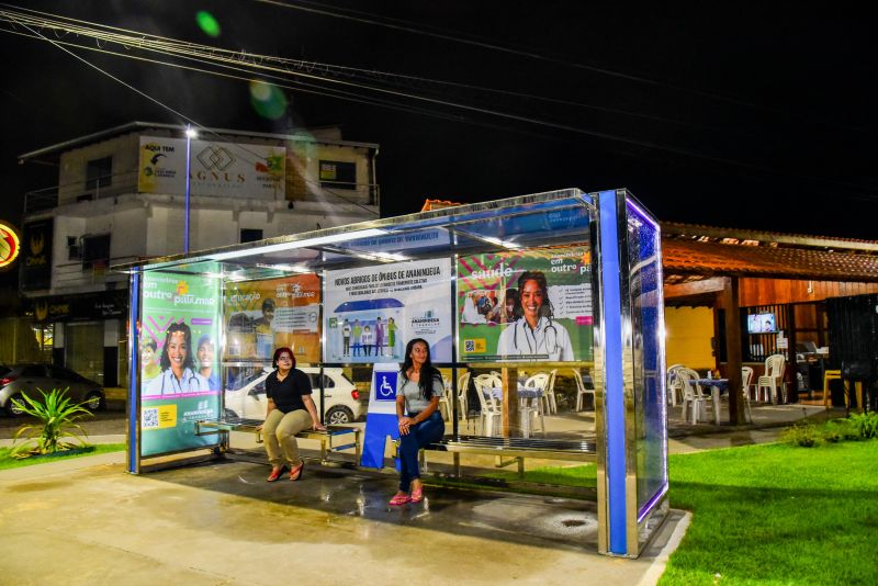 Abrigo de Ônibus ao Lado da Praça Renascer com Iluminação Em Led na Avenida Três Corações