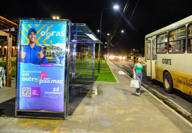 Abrigo de Ônibus ao Lado da Praça Renascer com Iluminação Em Led na Avenida Três Corações