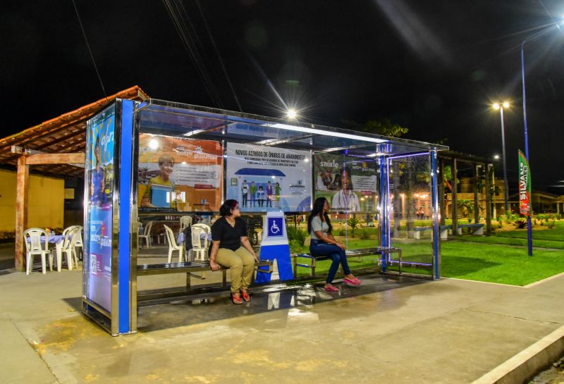 Abrigo de Ônibus ao Lado da Praça Renascer com Iluminação Em Led na Avenida Três Corações