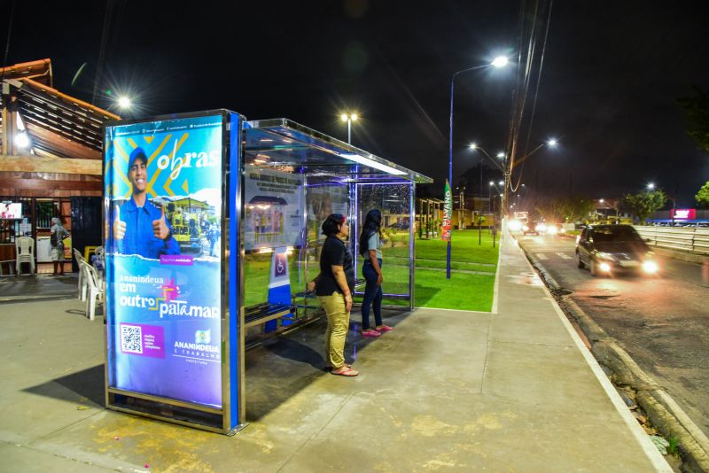 Abrigo de Ônibus ao Lado da Praça Renascer com Iluminação Em Led na Avenida Três Corações