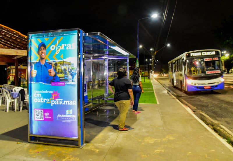 Abrigo de Ônibus ao Lado da Praça Renascer com Iluminação Em Led na Avenida Três Corações