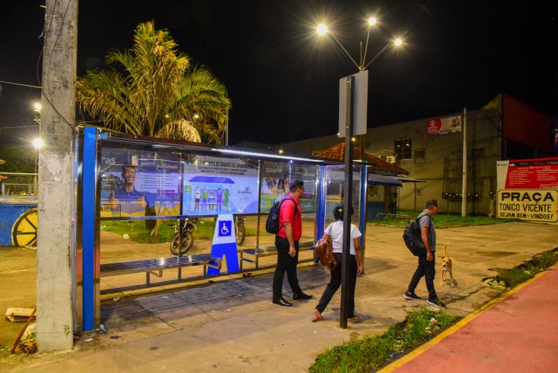 Abrigo de Ônibus com Iluminação Em Led na Avenida Cláudio Sanders