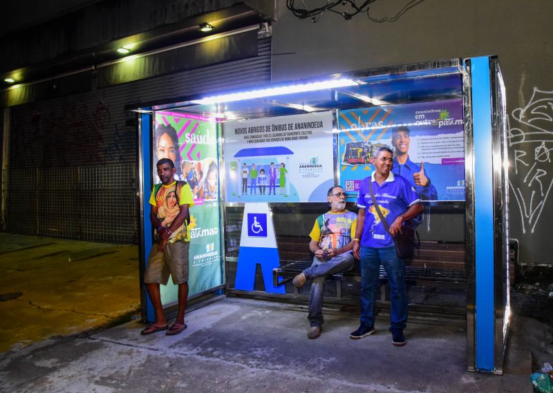 Abrigo de Ônibus com Iluminação Em Led na Avenida Cláudio Sanders