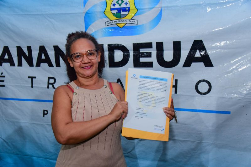 Entrega de Títulos de Propriedade na Comunidade Helder Barbalho, bairro Maguari