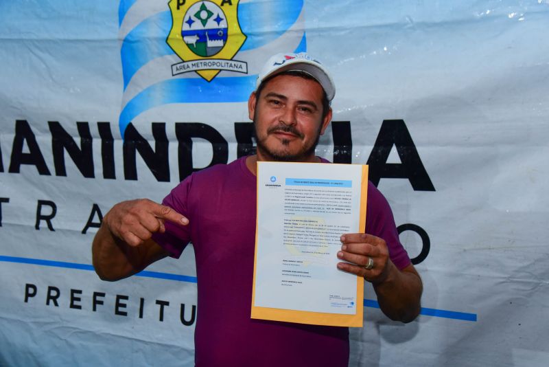 Entrega de Títulos de Propriedade na Comunidade Helder Barbalho, bairro Maguari