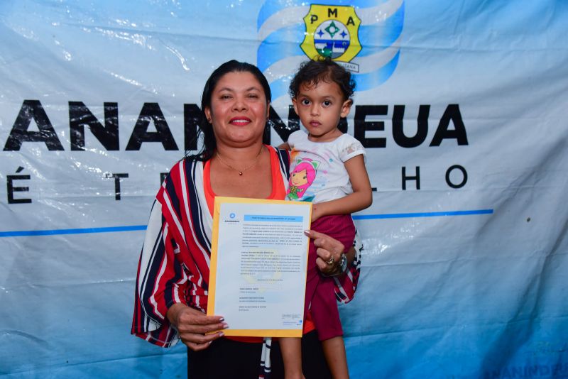 Entrega de Títulos de Propriedade na Comunidade Helder Barbalho, bairro Maguari