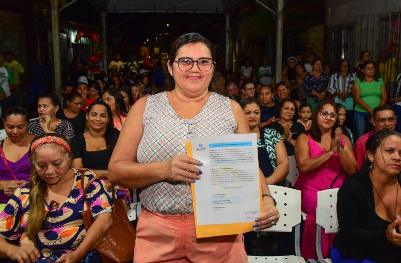 Entrega de Títulos de Propriedade na Comunidade Helder Barbalho, bairro Maguari