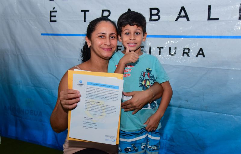 Entrega de Títulos de Propriedade na Comunidade Helder Barbalho, bairro Maguari