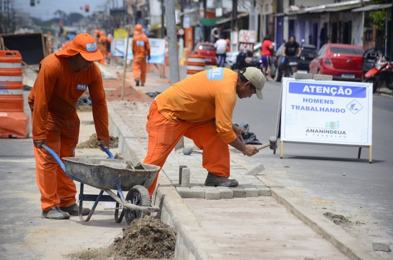 Trabalhadores na obras da avenida Milton Taveira e reforma do Canteiro Central - Guajará