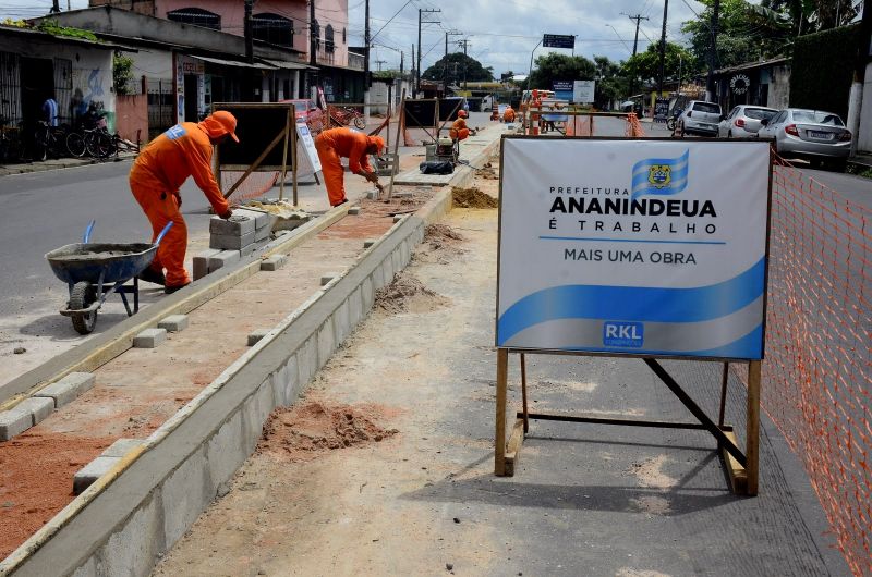 Trabalhadores na obras da avenida Milton Taveira e reforma do Canteiro Central - Guajará