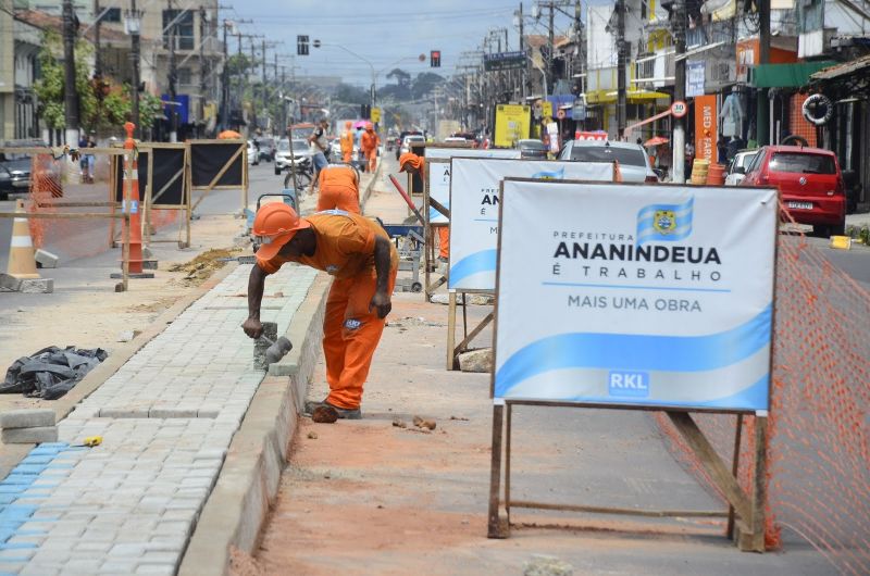 Trabalhadores na obras da avenida Milton Taveira e reforma do Canteiro Central - Guajará