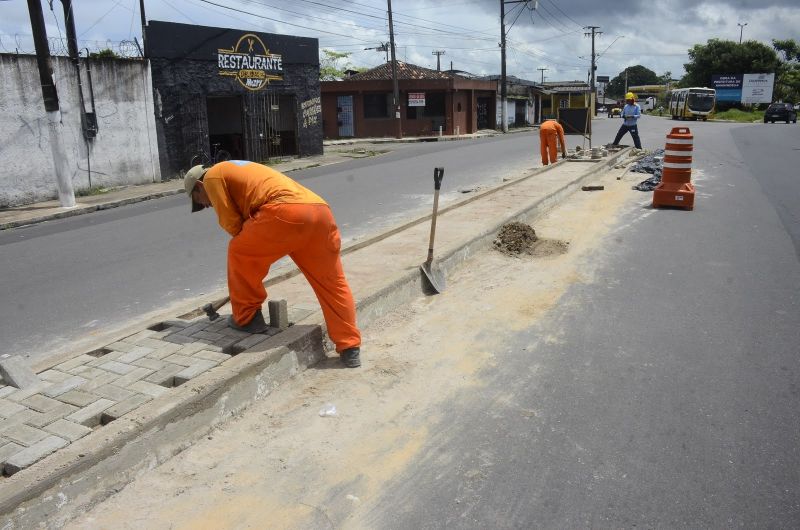 Trabalhadores na obras da avenida Milton Taveira e reforma do Canteiro Central - Guajará