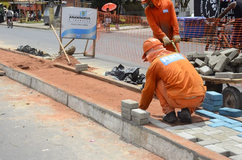 Trabalhadores na obras da avenida Milton Taveira e reforma do Canteiro Central - Guajará