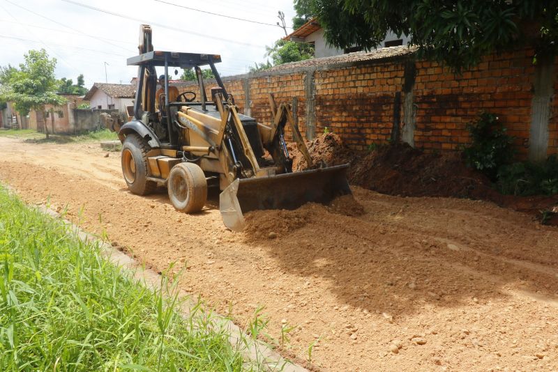 Obras de Terra Planagem na travessa Sérgio Naru no bairro Icuí