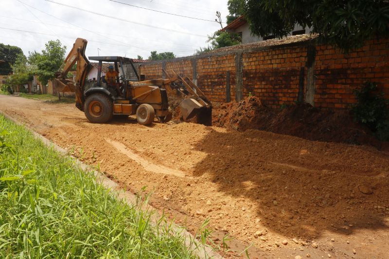 Obras de Terra Planagem na travessa Sérgio Naru no bairro Icuí