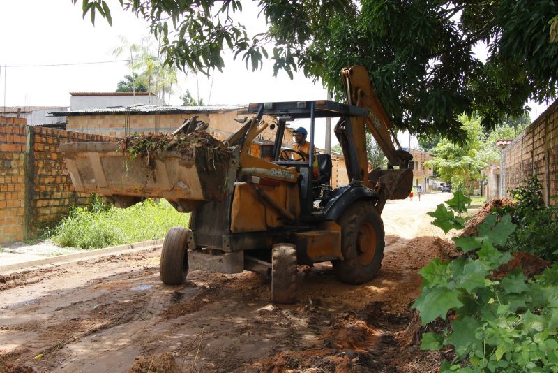 Obras de Terra Planagem na travessa Sérgio Naru no bairro Icuí