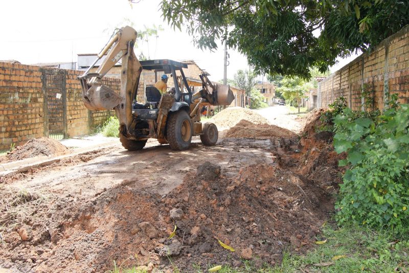 Obras de Terra Planagem na travessa Sérgio Naru no bairro Icuí