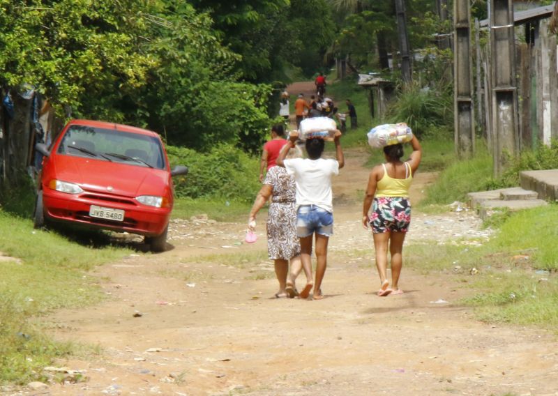 Entrega de cestas básicas no CRAS do Santana do Aurá