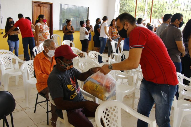 Entrega de cestas básicas no CRAS do Santana do Aurá