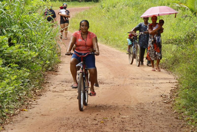 Entrega de cestas básicas na comunidade Abacatal