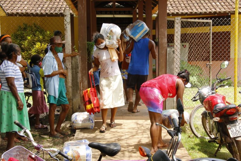 Entrega de cestas básicas na comunidade Abacatal