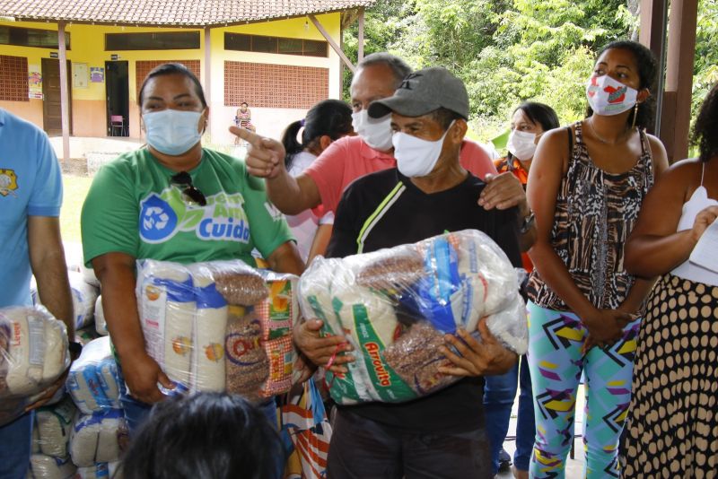 Entrega de cestas básicas na comunidade Abacatal