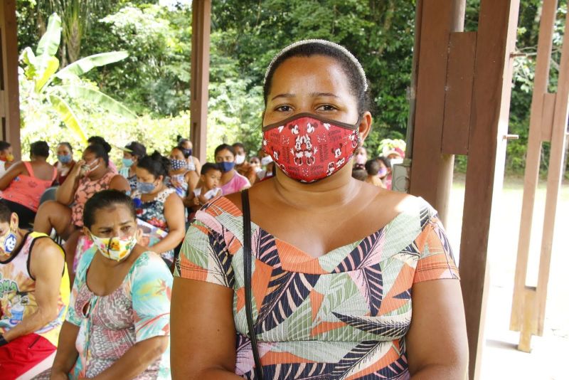 Entrega de cestas básicas na comunidade Abacatal