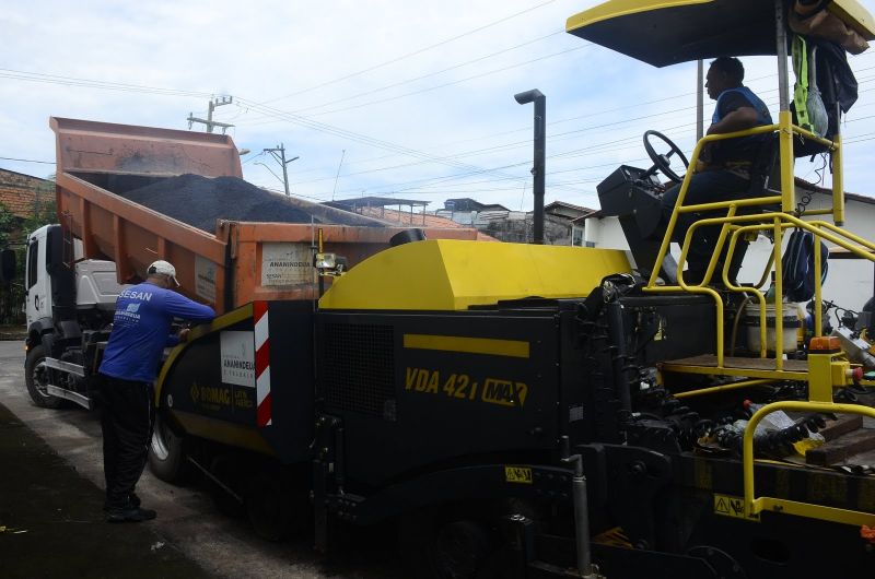 Obras de asfaltamento da rua ao lado da UBS Pérola Il - 40 Horas