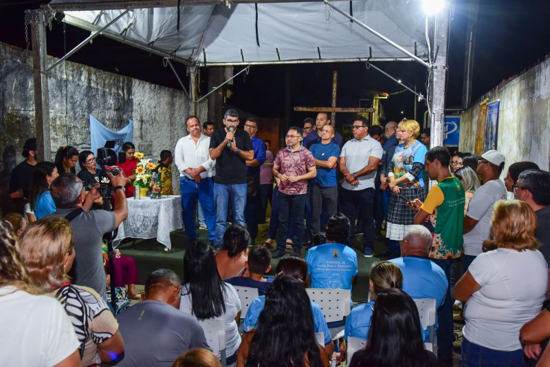 Assinatura de ordem de serviço da Praça Cruzeiro São Pedro na passarela entre as WE 79 e 80, na Cidade Nova Vl