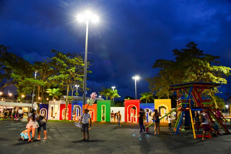 Imagens da Praça da Bíblia