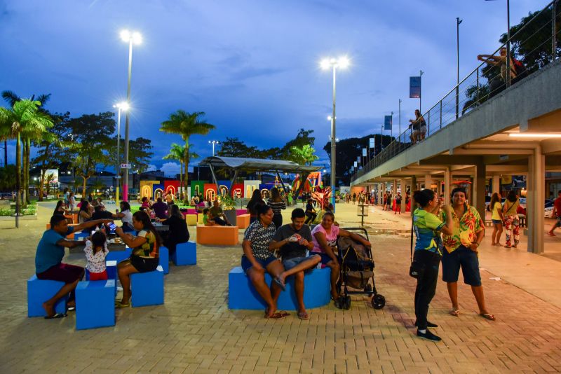 Imagens da Praça da Bíblia