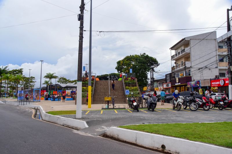 Imagens da Praça da Bíblia