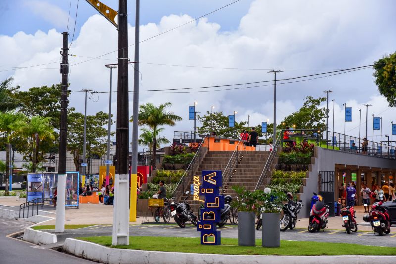 Imagens da Praça da Bíblia